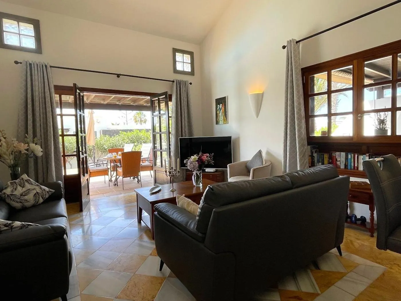 Villa Casa Karoline With A Sunny Terrace, Heated Pool, Comfort And Privacy In A Quiet Neighborhood Playa Blanca  Spain